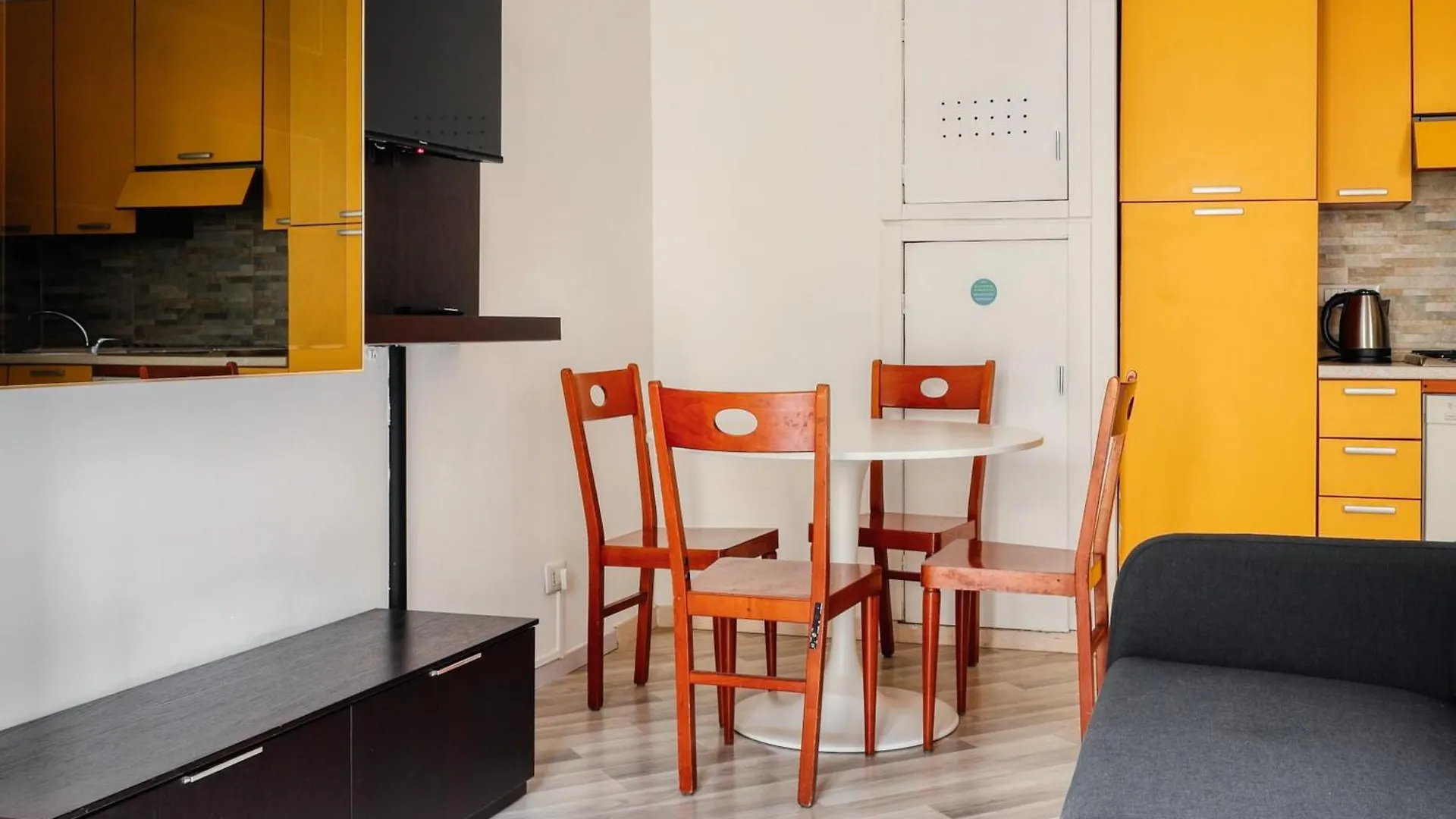 Joivy Stylish 2-Bed Flat, Easy Access To Centre Apartment Milan