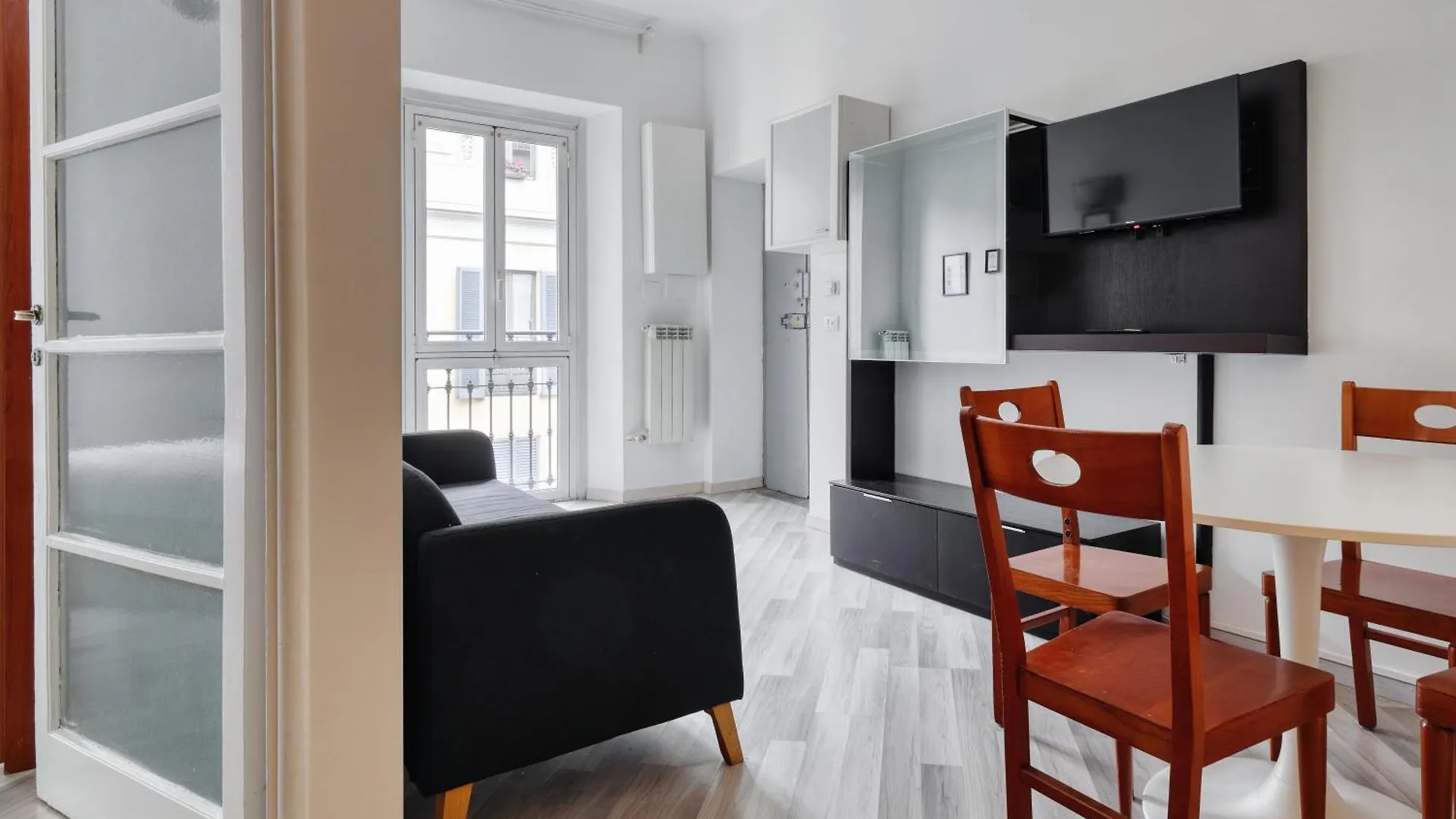 Joivy Stylish 2-Bed Flat, Easy Access To Centre Apartment Milan 0*,  Italy